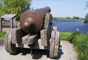 Bersihkan Tumpahan Oli di Pasar