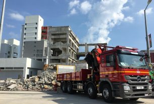 Dinas Damkar Lampung Timur Bantu Tabrakan Kendaraan di Pinggir Sungai